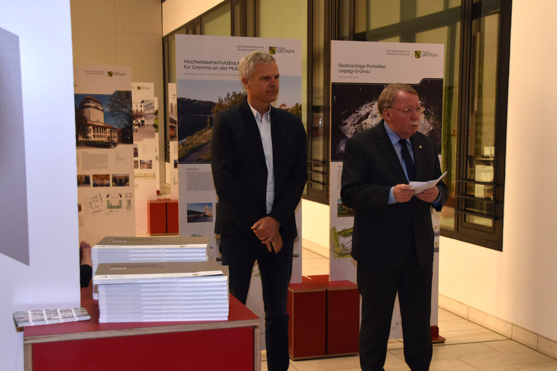 Begrüßung der Gäste zum Ausstellungsrundgang durch Herrn Rainer Eichhorn, OB a.D. der Stadt Zwickau und Herrn Oliver Stolzenberg, Vorstandsmitglied der AKS