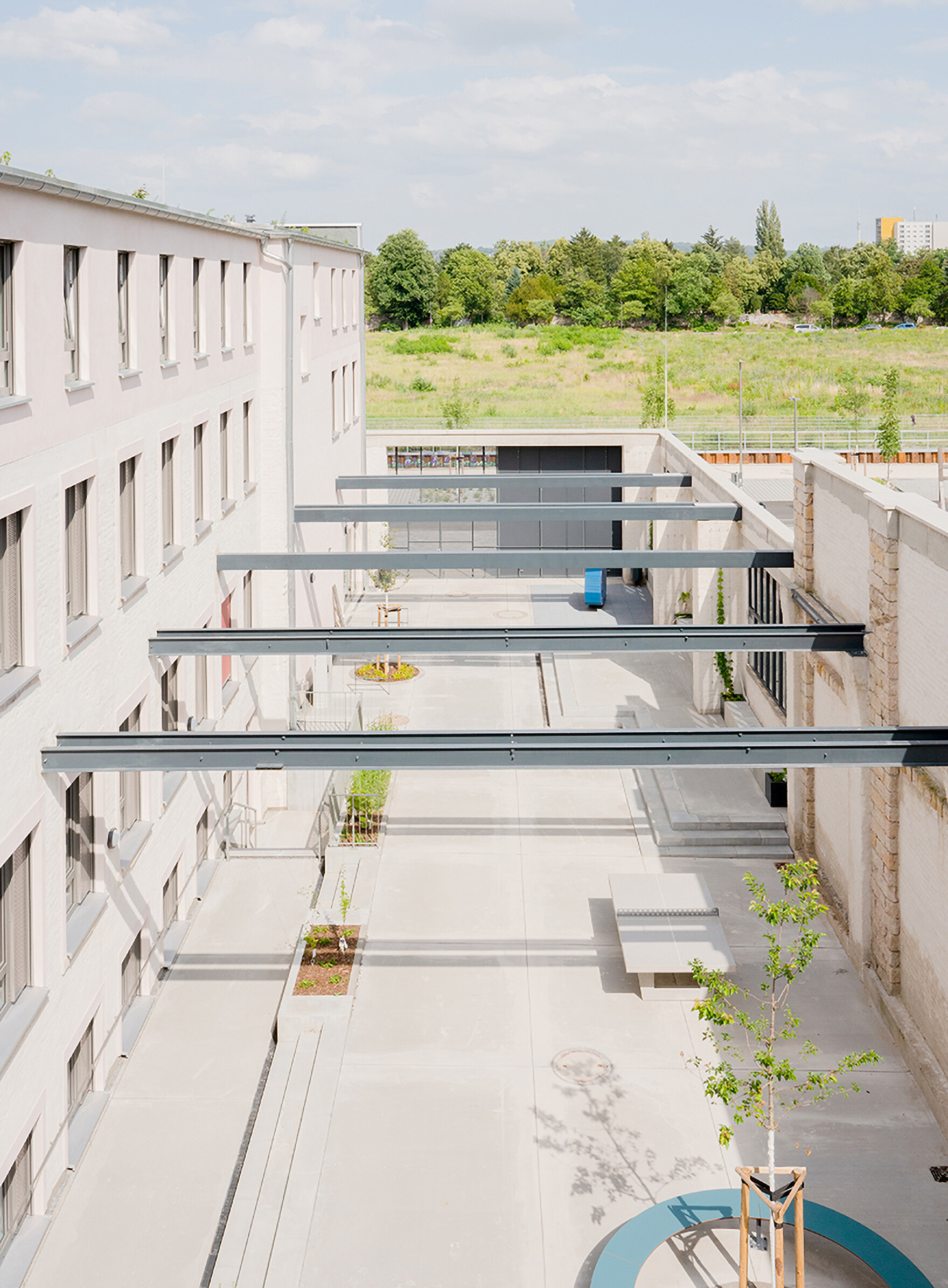 Blick über die Außenanlage eines Gebäudes mit Stahlträgern