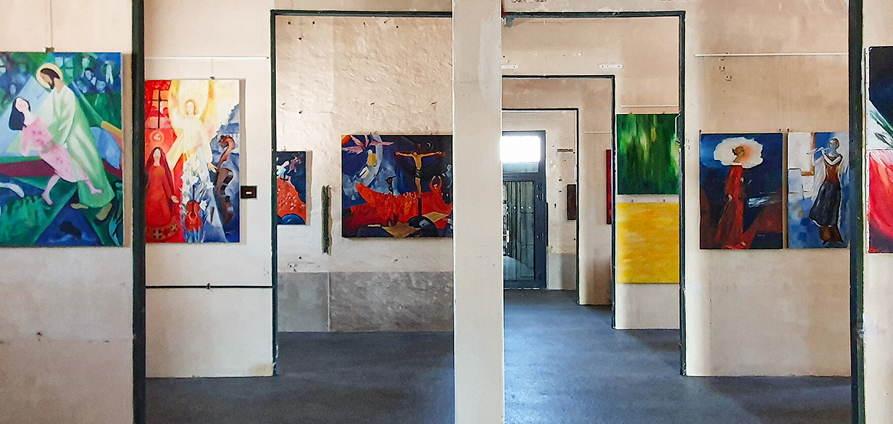 Blick in einen Ausstellungsraum mit farbenfrohen Bildern