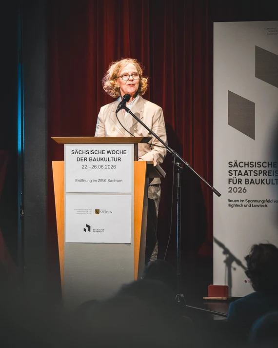 Staatsministerin Regina Kraushaar am Rednerpult
