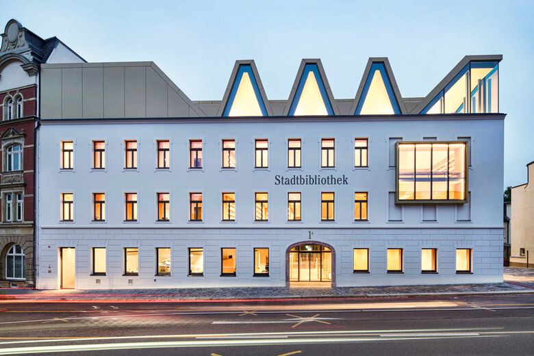 Gebäude mit modernem Dach mit dreieckigen Fenstern